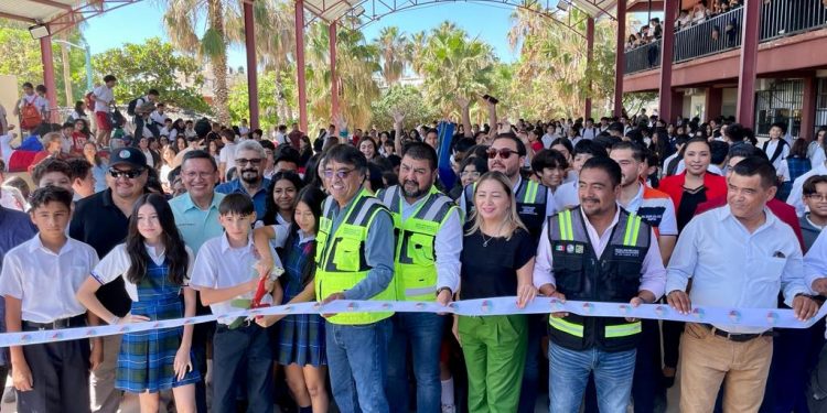 EL ALCALDE DE LOS CABOS OSCAR LEGGS CASTRO ENTREGÓ UNA TECHUMBRE EN LA ESCUELA SECUNDARIA No. 16
