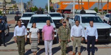 RECIBE PGJE 5 VEHÍCULOS Y UNIFORMES TÁCTICOS