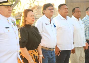 ENCABEZA ALCALDE OSCAR LEGGS CASTRO DESFILE CÍVICO DEPORTIVO EN CABO SAN LUCAS