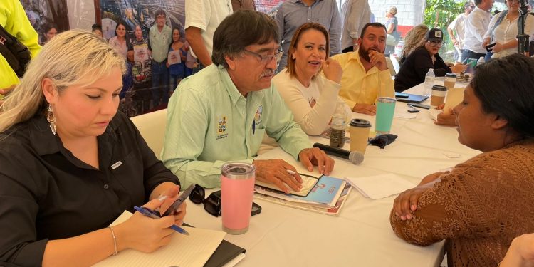 ENCABEZA ALCALDE OSCAR LEGGS CASTRO LA 23° AUDIENCIA PÚBLICA EN LA COLONIA MESA COLORADA EN CSL