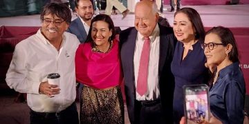 AL ASISTIR AL INFORME DEL GOBERNADOR VÍCTOR CASTRO COSIÓ EEL ALCALDE OSCAR LEGGS CASTRO RECONOCIÓ EL BUEN TRABAJO,LAS GESTIONES Y EL APOYO