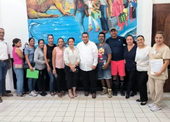 REUNIÓN DE EL DIRECTOR MUNICIPAL DE ASUNTOS JURÍDICOS LEGISLATIVOS Y REGLAMENTARIOS DEL MUNICIPIO DE LOS CABOS CON HABITANTES DE LA COLONIA MIRAMAR PARA DAR SOLUCIÓNA DISTINTAS PROBLEMÁTICAS