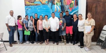 REUNIÓN DE EL DIRECTOR MUNICIPAL DE ASUNTOS JURÍDICOS LEGISLATIVOS Y REGLAMENTARIOS DEL MUNICIPIO DE LOS CABOS CON HABITANTES DE LA COLONIA MIRAMAR PARA DAR SOLUCIÓNA DISTINTAS PROBLEMÁTICAS