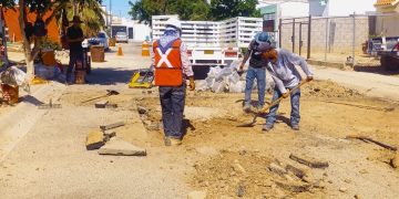 OBRAS PÚBLICAS Y ASENTAMIENTOS HUMANOS DE LOS CABOS CONTINÚA CON ACCIONES DE BACHEO EN EL FRACCIONAMIENTO VILLAS DEL CORTEZ EN SAN JOSÉ DEL CABO