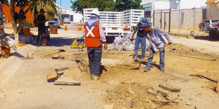 OBRAS PÚBLICAS Y ASENTAMIENTOS HUMANOS DE LOS CABOS CONTINÚA CON ACCIONES DE BACHEO EN EL FRACCIONAMIENTO VILLAS DEL CORTEZ EN SAN JOSÉ DEL CABO