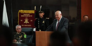 ENCABEZA GOBERNADOR VCCINSCRIPCIÓN EN LETRAS DORADAS DE “2023, AÑO DEL BICENTENARIO DEL HEROICO COLEGIO MILITAR”