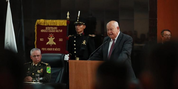 ENCABEZA GOBERNADOR VCCINSCRIPCIÓN EN LETRAS DORADAS DE “2023, AÑO DEL BICENTENARIO DEL HEROICO COLEGIO MILITAR”