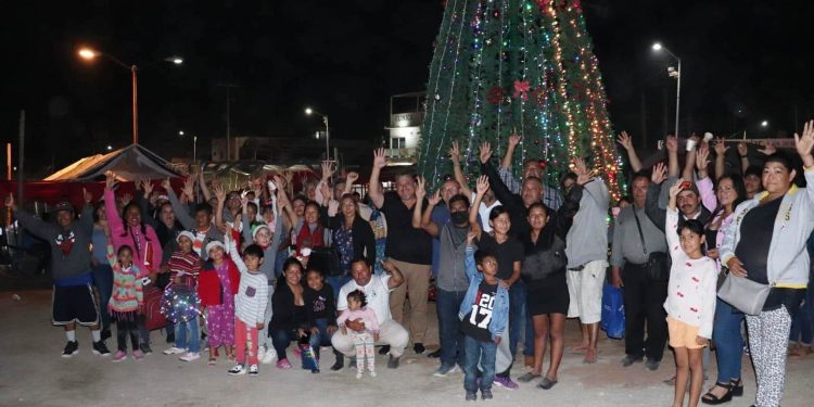 ASISTIÓ EL SECRETARIO GENERAL DE CSL ABEL ENRIQUE MIRANDA CARMONA AL ENCENDIDO DEL ÁRBOL NAVIDEÑO DEL TIANGUIS DE LA COLONIA LAS PALMAS.