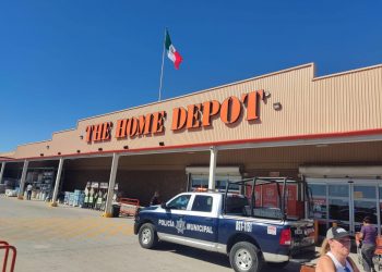 POLICÍAS DE SEGURIDAD PUBLICA REALIZAN RECORRIDOS DE VIGILANCIA POR LOS DISTINTOS CENTROS COMERCIALES DEL MUNICIPIO DE LOS CABOS.