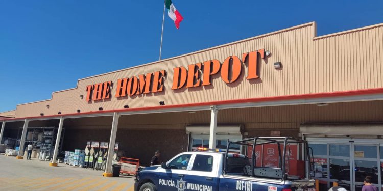 POLICÍAS DE SEGURIDAD PUBLICA REALIZAN RECORRIDOS DE VIGILANCIA POR LOS DISTINTOS CENTROS COMERCIALES DEL MUNICIPIO DE LOS CABOS.