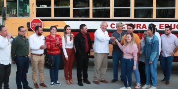 ENTREGA GOBERNADOR VCC CAMIÓN PARA ESTUDIANTES DE MIRAFLORES