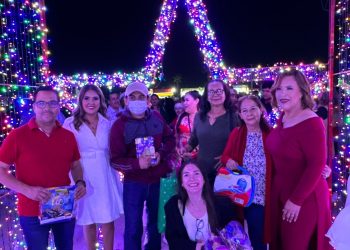REALIZAN EL TRADICIONAL ENCENDIDO DEL ÁRBOL NAVIDEÑO EN LA PLAZA LEÓN COTA C. EN CSL