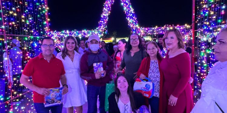 REALIZAN EL TRADICIONAL ENCENDIDO DEL ÁRBOL NAVIDEÑO EN LA PLAZA LEÓN COTA C. EN CSL