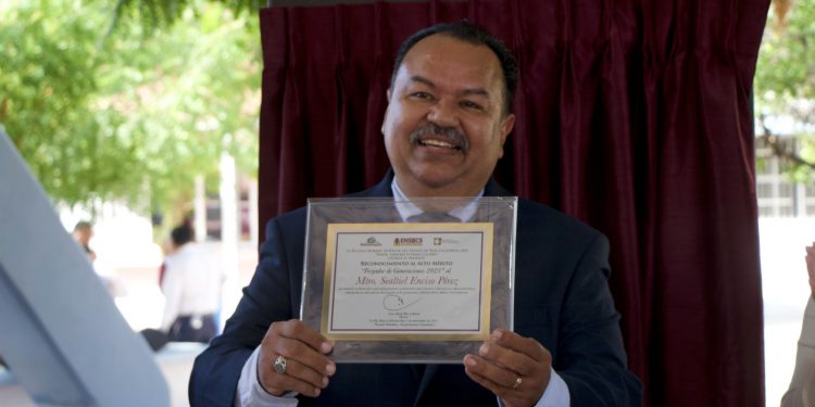 OBTIENE PREMIO “FORJADOR DE GENERACIONES 2023” EL MAESTRO SEALTIEL ENCISO PÉREZ