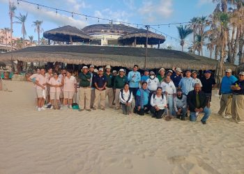 ZOFEMAT LOS CABOS EN CONJUNTO CON PERSONAL DEL HOTEL CLUB CASCADA EFECTUÓ EXITOSA JORNADA DE LIMPIEZA EN LA PLAYA
