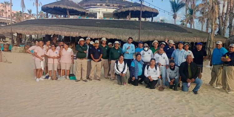 ZOFEMAT LOS CABOS EN CONJUNTO CON PERSONAL DEL HOTEL CLUB CASCADA EFECTUÓ EXITOSA JORNADA DE LIMPIEZA EN LA PLAYA