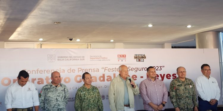 ENTREGO PATRULLAS Y EQUIPO EL GOBERNADOR DEL ESTADO A LOS CUERPOS POLICIACOS PARA REFORZAR LA SEGURIDAD DE LA CIUDADANIA EN LA TEMPORADA VACACIONAL NAVIDEÑA