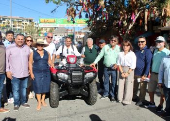 RECIBE EL ALCALDE DE LOS CABOS OSCAR LEGGS CASTRO UNA MOTO 4X4 POR PARTE DE COLONOS DE EL MÉDANO PARA EL PROGRAMA DE TORTUGAS MARINAS