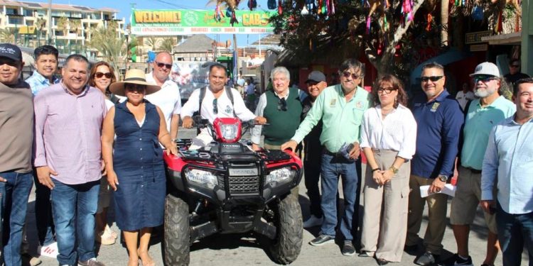 RECIBE EL ALCALDE DE LOS CABOS OSCAR LEGGS CASTRO UNA MOTO 4X4 POR PARTE DE COLONOS DE EL MÉDANO PARA EL PROGRAMA DE TORTUGAS MARINAS