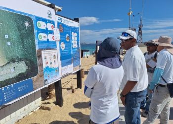 RECIBE EL ALCALDE DE LOS CABOS OSCAR LEGGS CASTRO UNA MOTO 4X4 POR PARTE DE COLONOS DE EL MÉDANO PARA EL PROGRAMA DE TORTUGAS MARINAS