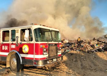 TRABAJAN BOMBEROS DE CSL EN LA CONTENCIÓN DEL INCENDIO EN EL RELLENO SANITARIO DE LA CANDELARIA