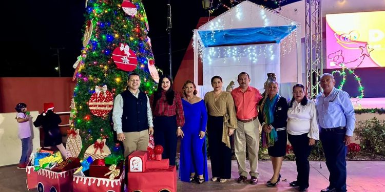 CONTINÚA EL ENCENDIDO DE ÁRBOL NAVIDEÑOS EN LOS CABOS; ESTE VIERNES SE CELEBRÓ EN SANTIAGO