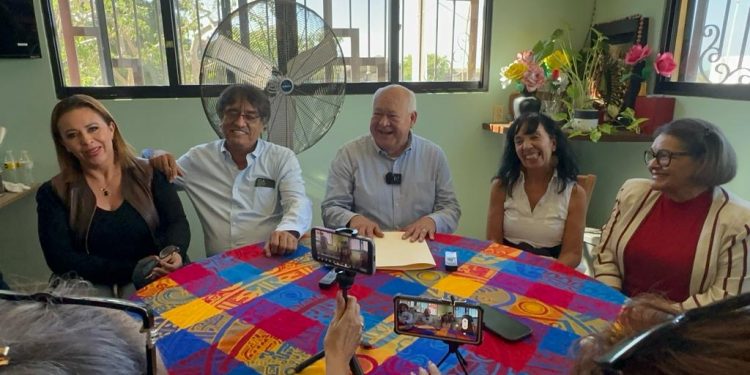 EN REUNIÓN DE TRABAJO EL ALCALDE OSCAR LEGGS CASTRO, EL GOBERNADOR VÍCTOR CASTRO COSIÓ Y LA TITULAR NACIONAL DEL DIF NURIA FERNÁNDEZ SE TRATÓ EL PROYECTO DE CONSTRUCCIÓN DE 300 VIVIENDAS EN CSL