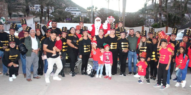 PARTICIPÓ EL PERSONAL DE SERVICIOS PÚBLICOS EN EL DESFILE NAVIDEÑO EN CABO SAN LUCAS