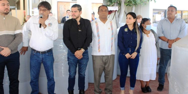 ENCABEZA EL PRESIDENTE MUNICIPAL DE LOS CABOS OSCAR LEGGS CASTRO ENTREGA DE TINACOS EN CSL