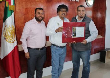 RECIBE ALCALDE DE LOS CABOS OSCAR LEGGS CASTRO AL GANADOR DEL 1ER PREMIO ESTATAL DE DERECHOS HUMANOS EN LA CATEGORÍA DE SERVIDORES PÚBLICOS