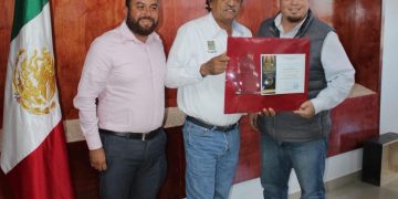 RECIBE ALCALDE DE LOS CABOS OSCAR LEGGS CASTRO AL GANADOR DEL 1ER PREMIO ESTATAL DE DERECHOS HUMANOS EN LA CATEGORÍA DE SERVIDORES PÚBLICOS