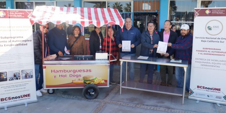 ENTREGÓ VÍCTOR CASTRO COSÍO APOYOS  A GRUPOS VULNERABLES EN SAN NICOLÁS