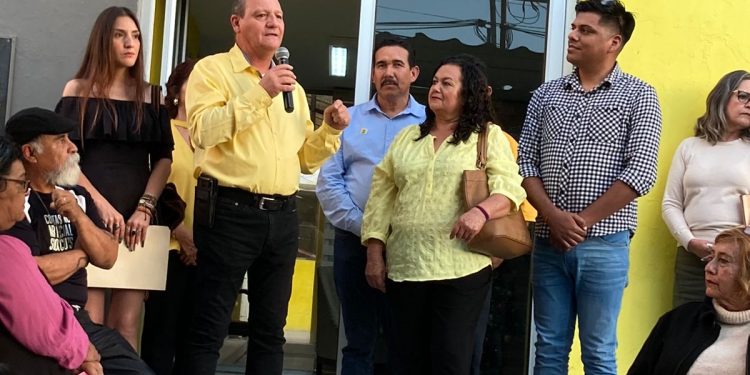 EN LAS OFICINAS ESTATALES DEL PARTIDO DE LA REVOLUCION DEMOCRATICA EL REGIDOR PACEÑO ESTUARDO GONZÁLEZ RODRÍGUEZ REGISTRO AYER SU PRECANDIDATURA PARA DIPUTADO LOCAL POR EL CUARTO DISTRITO ELECTORAL