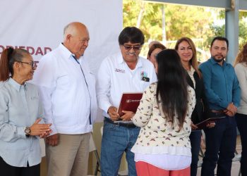 ACOMPAÑA EL PRESIDENTE MUNICIPAL DE LOS CABOS OSCAR LEGGS CASTRO AL GOBERNADOR DE BCS VÍCTOR CASTRO COSIÓ A LA ENTREGA DE TÍTULOS,CONCESIONES Y PERMISOS DE TRANSPORTISTAS EN CSL