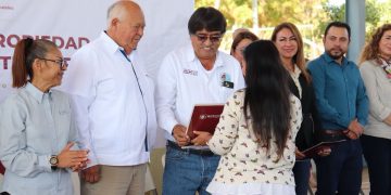 ACOMPAÑA EL PRESIDENTE MUNICIPAL DE LOS CABOS OSCAR LEGGS CASTRO AL GOBERNADOR DE BCS VÍCTOR CASTRO COSIÓ A LA ENTREGA DE TÍTULOS,CONCESIONES Y PERMISOS DE TRANSPORTISTAS EN CSL