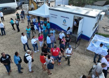 ACOMPAÑA EL PRESIDENTE MUNICIPAL DE LOS CABOS OSCAR LEGGS CASTRO AL GOBERNADOR DE BCS VÍCTOR CASTRO COSIÓ A LA ENTREGA DE TÍTULOS,CONCESIONES Y PERMISOS DE TRANSPORTISTAS EN CSL