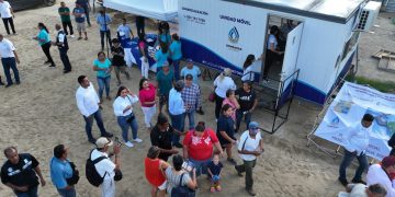 ACOMPAÑA EL PRESIDENTE MUNICIPAL DE LOS CABOS OSCAR LEGGS CASTRO AL GOBERNADOR DE BCS VÍCTOR CASTRO COSIÓ A LA ENTREGA DE TÍTULOS,CONCESIONES Y PERMISOS DE TRANSPORTISTAS EN CSL