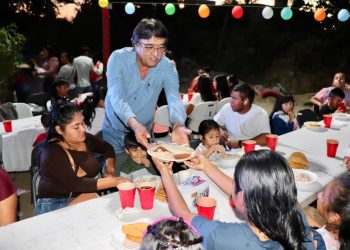 EL ALCALDE DE LOS CABOS OSCAR LEGGS CASTRO DISFRUTÓ DE POSADA NAVIDEÑA CON HABITANTES DE LA COLONIA LA ESPERANZA DE CSL