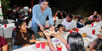 EL ALCALDE DE LOS CABOS OSCAR LEGGS CASTRO DISFRUTÓ DE POSADA NAVIDEÑA CON HABITANTES DE LA COLONIA LA ESPERANZA DE CSL