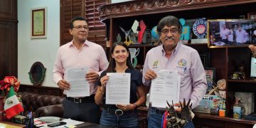 FIRMAN EL PRESIDENTE MUNICIPAL DE LOS CABOS OSCAR LEGGS CASTRO Y PERSONAL DE SEDATU CONVENIO PARA LA RECONSTRUCCIÓN DEL PARQUE DE LA COLONIA TIERRA Y LIBERTAD EN CSL