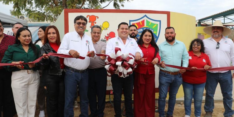 ENTREGA EL PRESIDENTE MUNICIPAL DE LOS CABOS OSCAR LEGGS CASTRO OBRA DE CONSTRUCCIÓN DE AGUA POTABLE EN LA COLONIA EJIDAL EN SJC