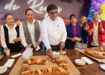 EL PRESIDENTE MUNICIPAL DE LOS CABOS OSCAR LEGGS CASTRO COMPARTIÓ CON AUTORIDADES MUNICIPALES Y PERSONAL DE LA XIV ADMINISTRACIÓN LA TRADICIONAL ROSCA POR MOTIVO DEL DÍA DE REYES.