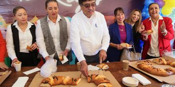 EL PRESIDENTE MUNICIPAL DE LOS CABOS OSCAR LEGGS CASTRO COMPARTIÓ CON AUTORIDADES MUNICIPALES Y PERSONAL DE LA XIV ADMINISTRACIÓN LA TRADICIONAL ROSCA POR MOTIVO DEL DÍA DE REYES.