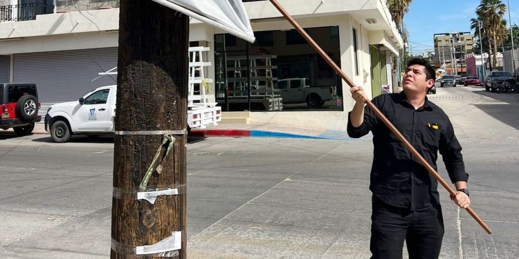 EL COORDINADOR DELEGACIONAL DE IMAGEN URBANA DAVID CHÁVEZ CONTRERAS DIO A CONOCER QUE 2 O 3 VECES POR SEMANA EL PERSONAL RETIRA PROPAGANDA EVENTUAL Y PUBLICIDAD INVASIVA