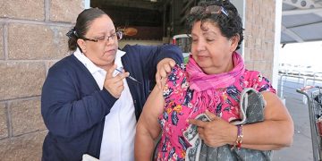 DESARROLLA SALUD ESTATAL JORNADAS DE VACUNACIÓN CONTRA INFLUENZA EN INMEDIACIONES DE SUPERMERCADOS