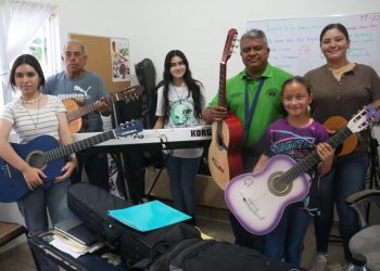 COMPARTEN EXPERIENCIAS EXITOSAS DE LA NEM DIRECTORES DEL SECTOR 5 DE PRIMARIAS DE LA PAZ