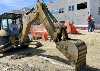 EL ALCALDE DE LOS CABOS OSCAR LEGGS CASTRO Y EL DIRECTOR GENERAL DEL OOMSAPASLC, ISMAEL RODRÍGUEZ PIÑA DIERON EL BANDERAZO DE INICIO A LA OBRA DE LA INTERCONEXIÓN DE RED DE AGUA POTABLE Y DRENAJE PARA LA NUEVA CLÍNICA DEL ISSSTE