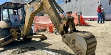 EL ALCALDE DE LOS CABOS OSCAR LEGGS CASTRO Y EL DIRECTOR GENERAL DEL OOMSAPASLC, ISMAEL RODRÍGUEZ PIÑA DIERON EL BANDERAZO DE INICIO A LA OBRA DE LA INTERCONEXIÓN DE RED DE AGUA POTABLE Y DRENAJE PARA LA NUEVA CLÍNICA DEL ISSSTE