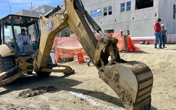 EL ALCALDE DE LOS CABOS OSCAR LEGGS CASTRO Y EL DIRECTOR GENERAL DEL OOMSAPASLC, ISMAEL RODRÍGUEZ PIÑA DIERON EL BANDERAZO DE INICIO A LA OBRA DE LA INTERCONEXIÓN DE RED DE AGUA POTABLE Y DRENAJE PARA LA NUEVA CLÍNICA DEL ISSSTE