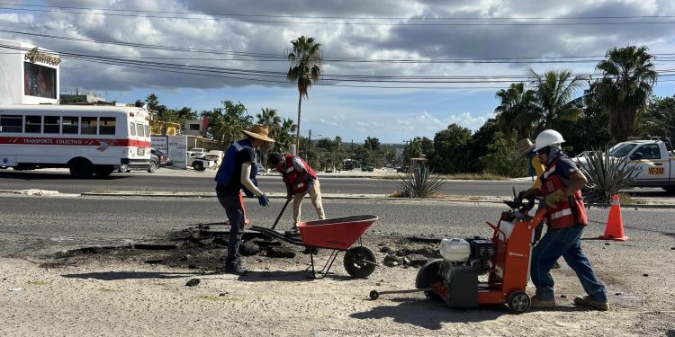 CON EL PROGRAMA DE BACHEO CONTINÚA GOBIERNO DE LOS CABOS DANDO MANTENIMIENTO DE VIALIDADES